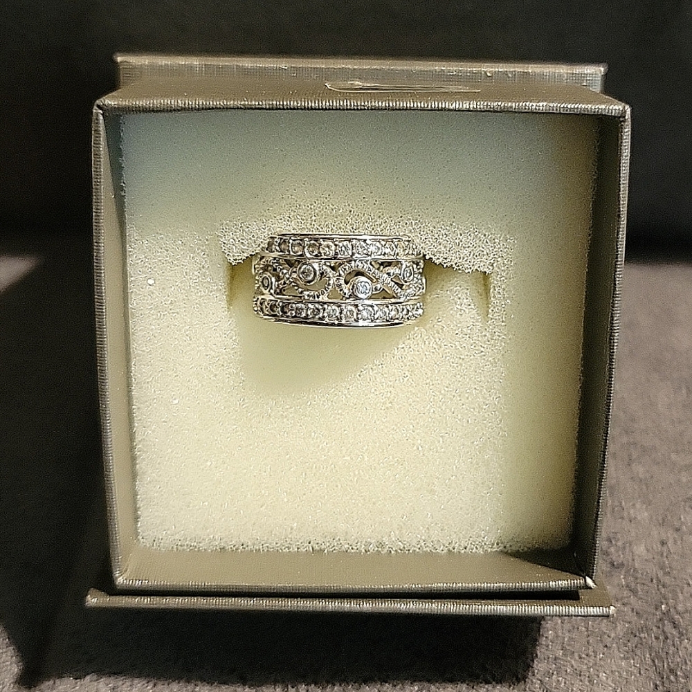 White gold ring rodium plated